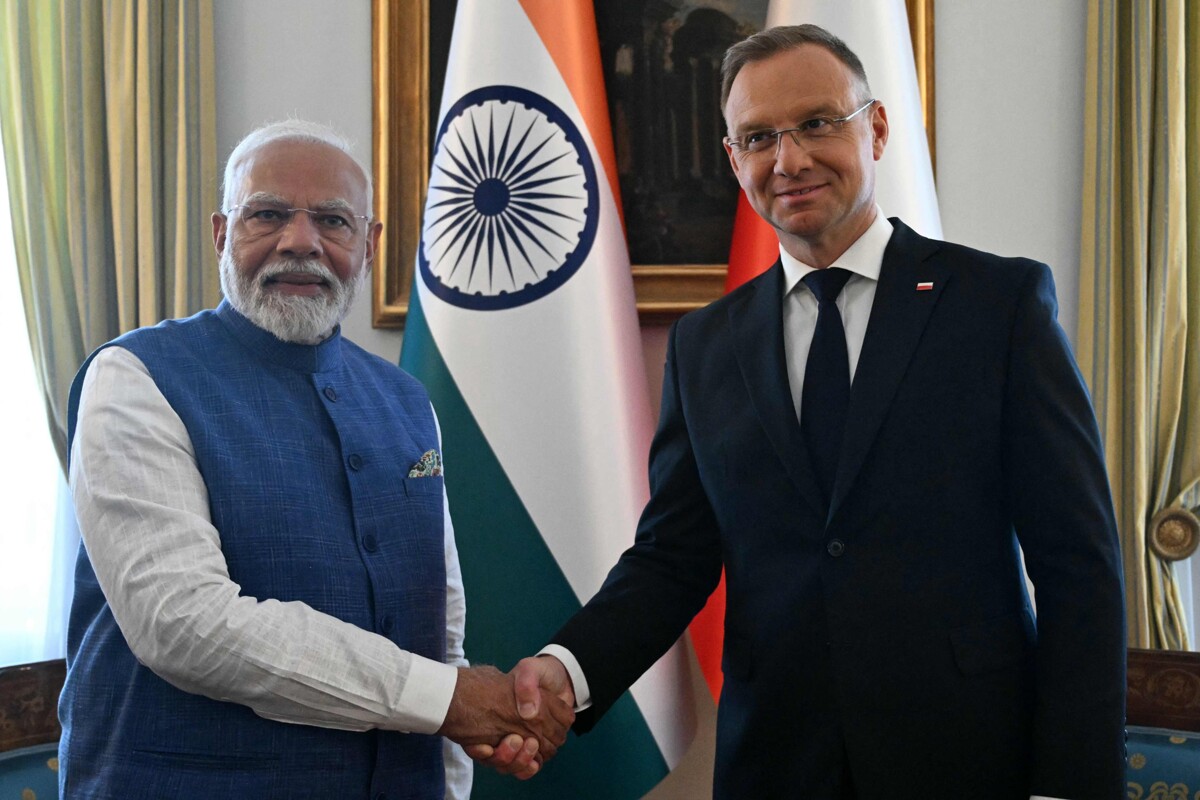 Моди выступает за диалог во время визита в Варшаву