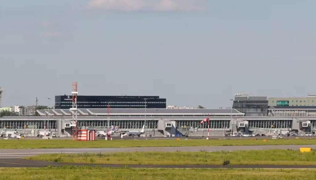 Poland temporarily closes two airports